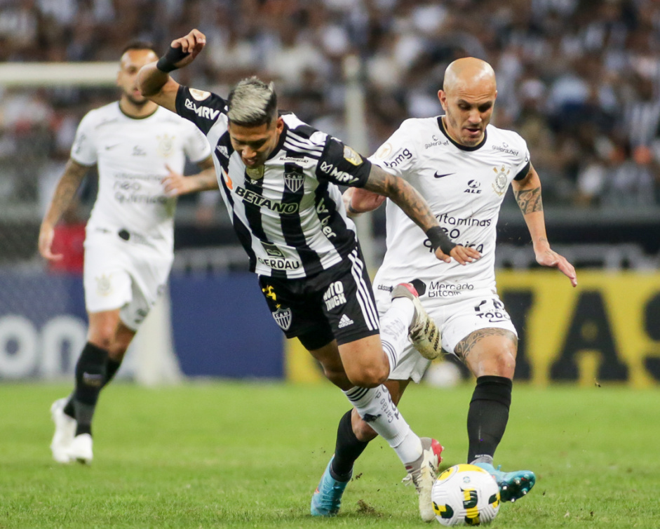 Fbio Santos em disputa de bola com Zaracho