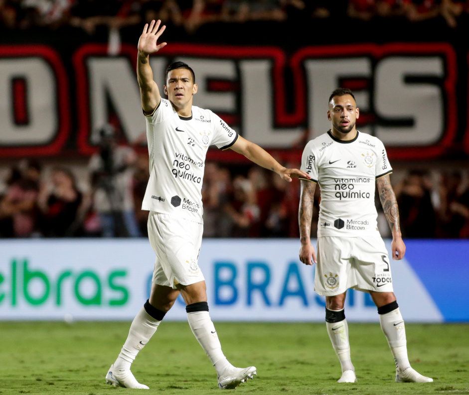 Balbuena e Maycon durante derrota do Corinthians