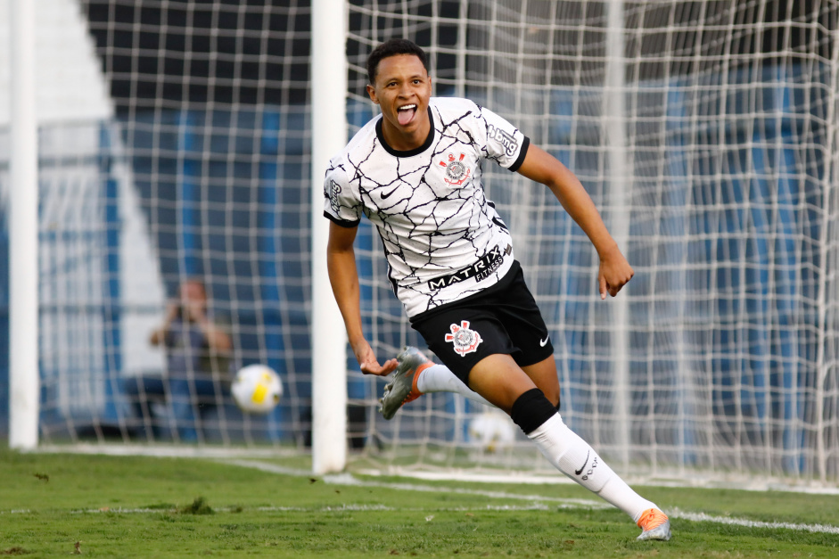 Arthur Sousa comemora gol pelo Corinthians Sub-20