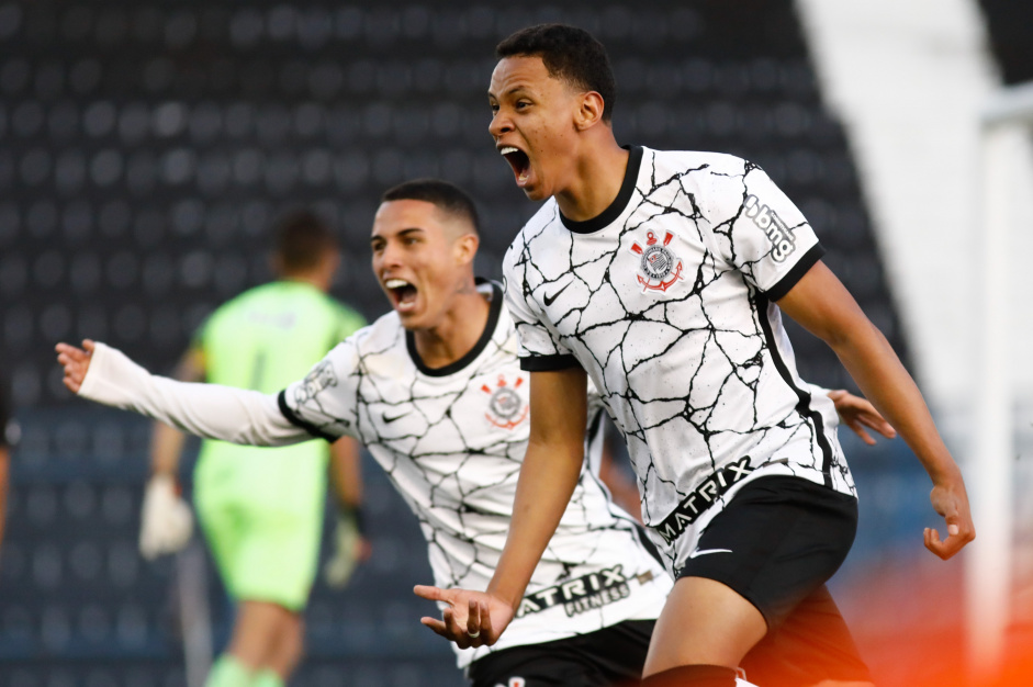 Arthur Sousa comemora gol pelo Corinthians Sub-20 contra o Vasco