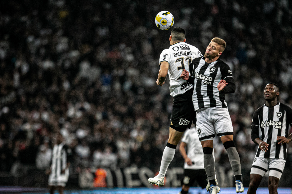 Balbuena em disputa de bola pelo Corinthians contra o Botafogo, no sbado