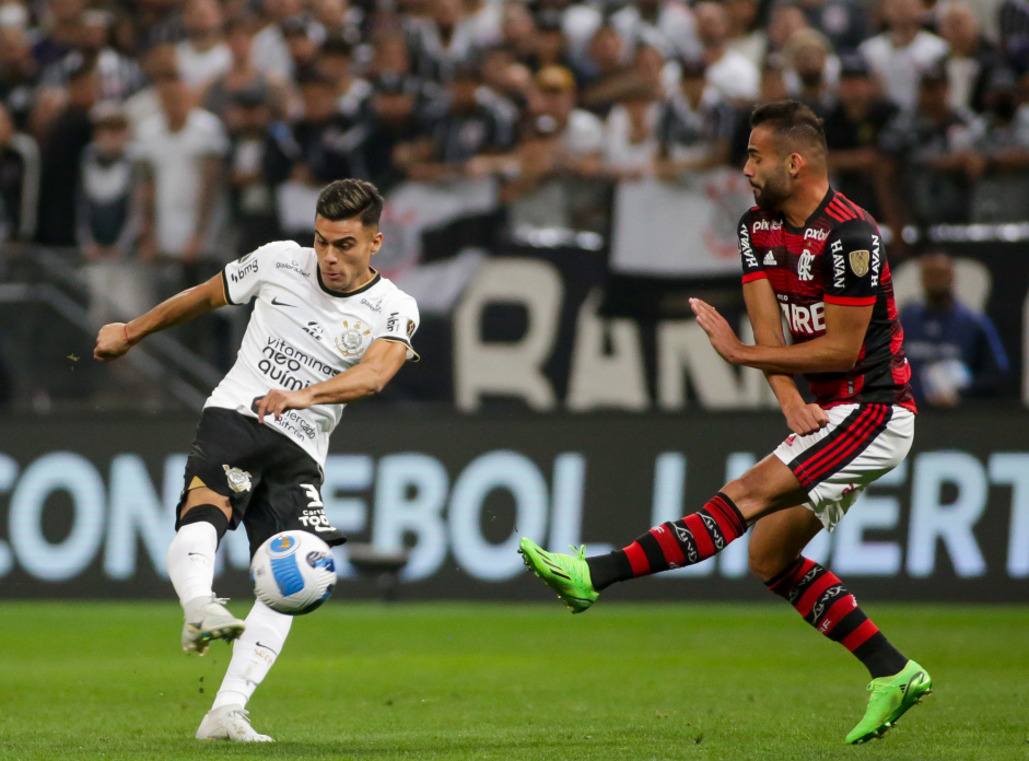 Fausto tenta o chute em jogo contra o Flamengo