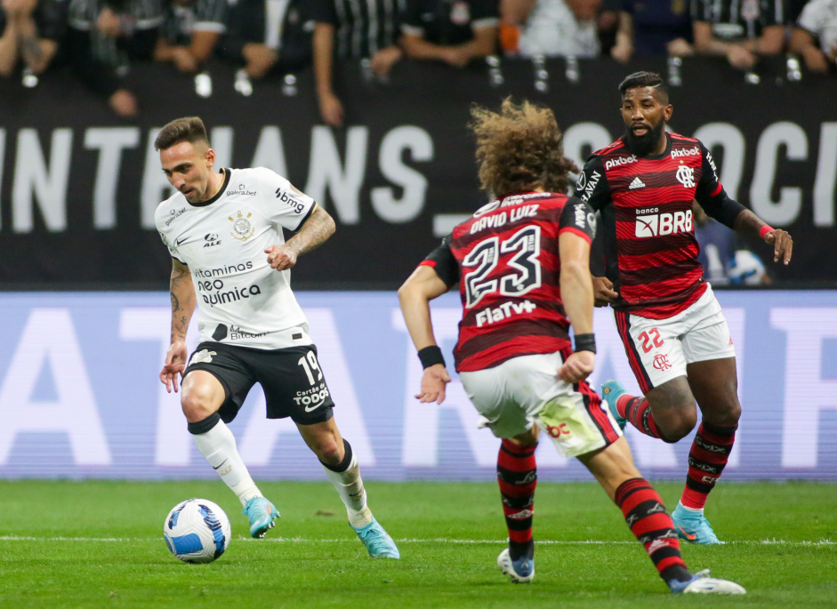 Gustavo Silva com a bola durante duelo contra o Flamengo