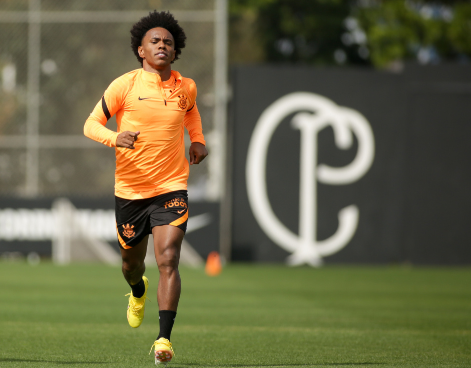 Willian volta à disposição do técnico Vítor Pereira