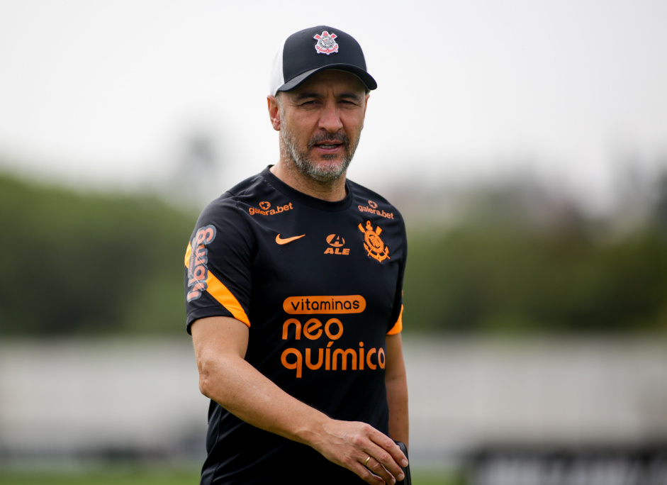 O técnico Vítor Pereira comandou treino no CT Joaquim Grava antes de desembarque em Florianópolis