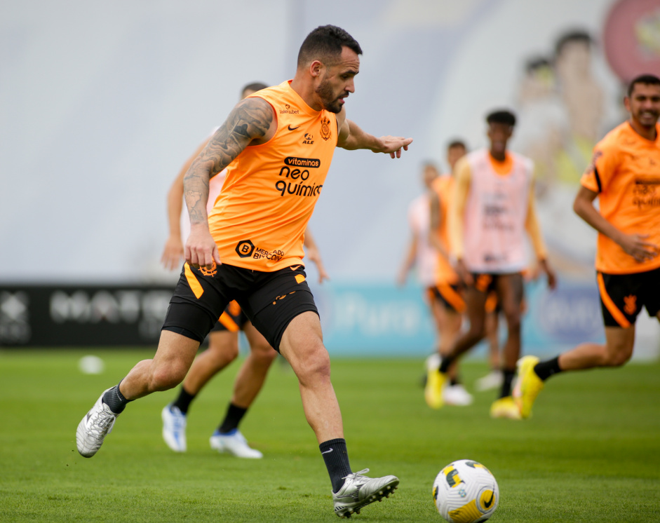 Renato Augusto durante treino no CT Joaquim Grava