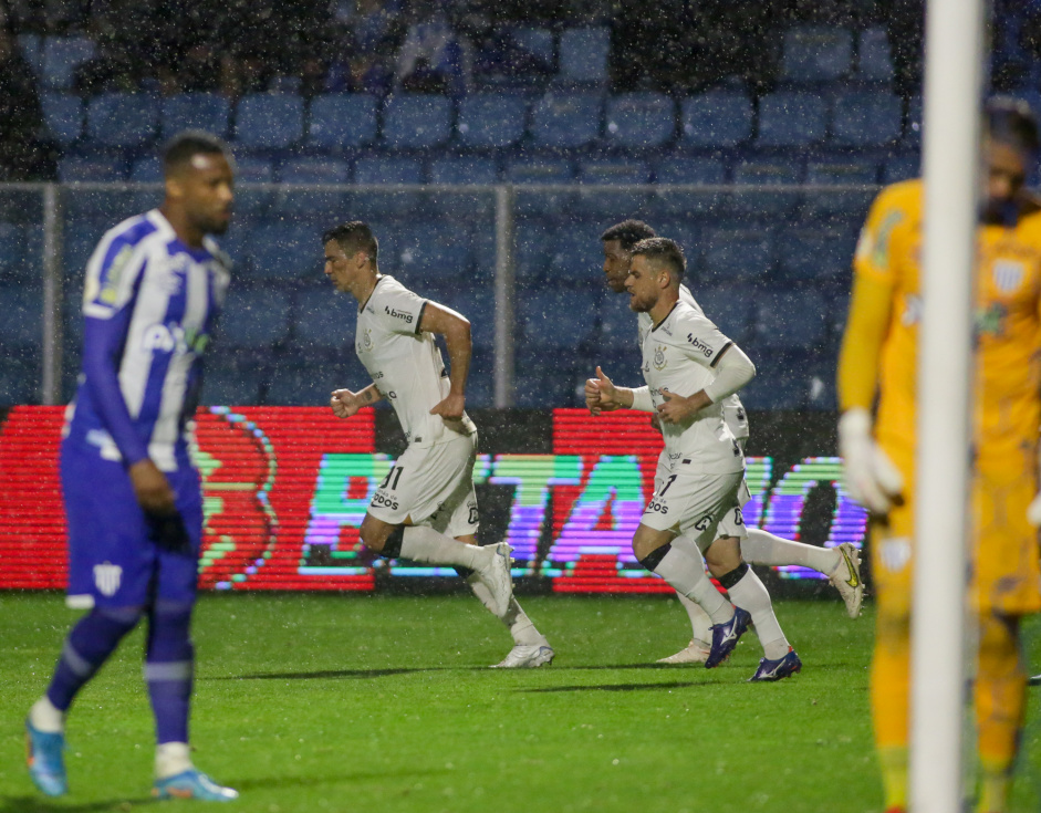 Elenco comemora gol marcado por Balbuena contra o Ava