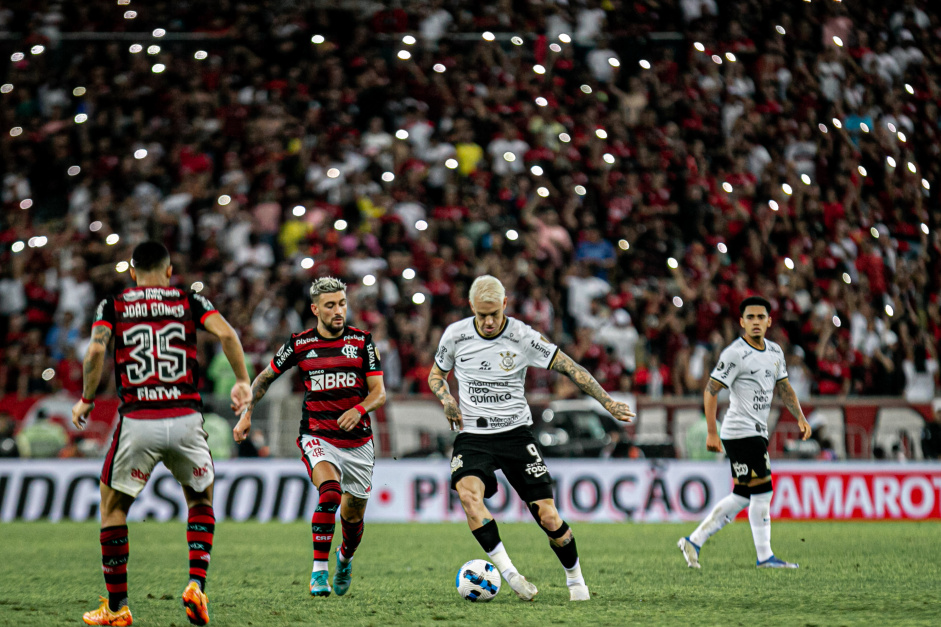 Rger Guedes comeou a partida contra o Flamengo no banco de reservas