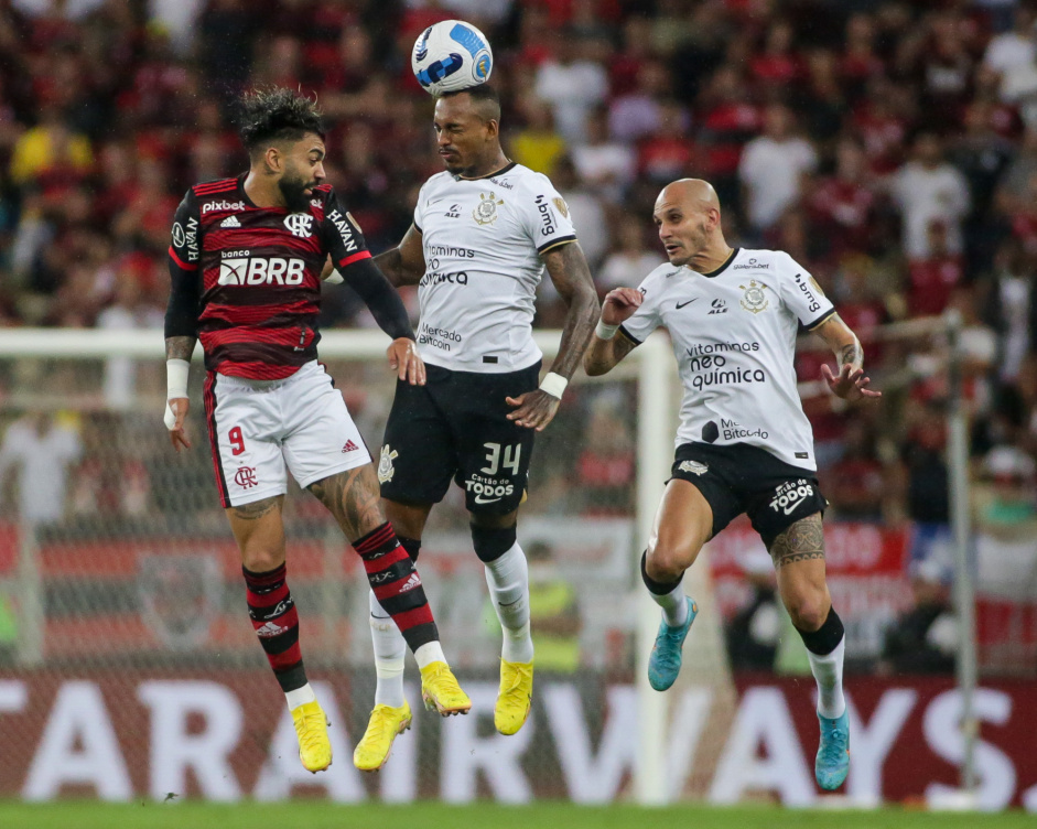 Raul Gustavo e Fbio Santos em jogo contra o Flamengo