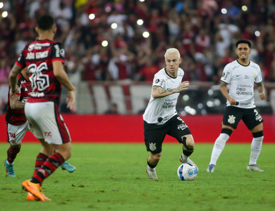 Rger Guedes em campo contra o Flamengo