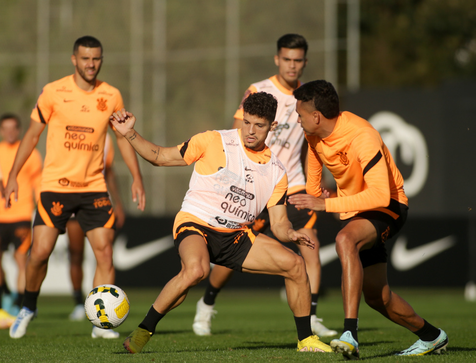Rafael Ramos e Cantillo em ltimo treino do Corinthians antes de encarar o Palmeiras
