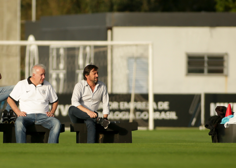 Roberto de Andrade e Duilio Monteiro Alves em treino do Corinthians, quando o diretor ainda exercia o cargo