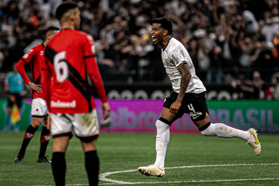 Gil durante comemorao de gol do Corinthians contra o Atltico-GO