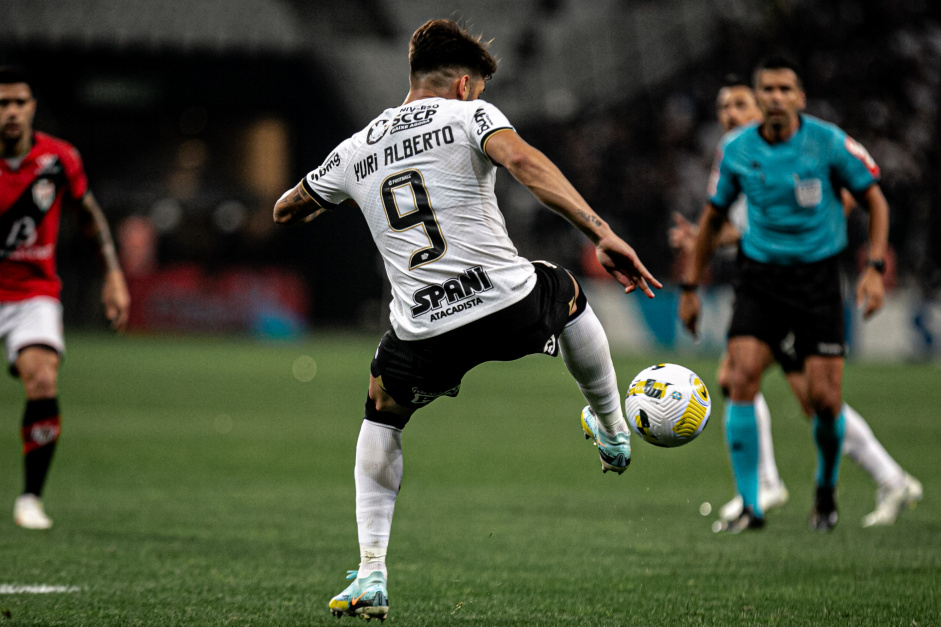 Yuri Alberto marcou trs gols na vitria do Corinthians contra o Atltico-GO