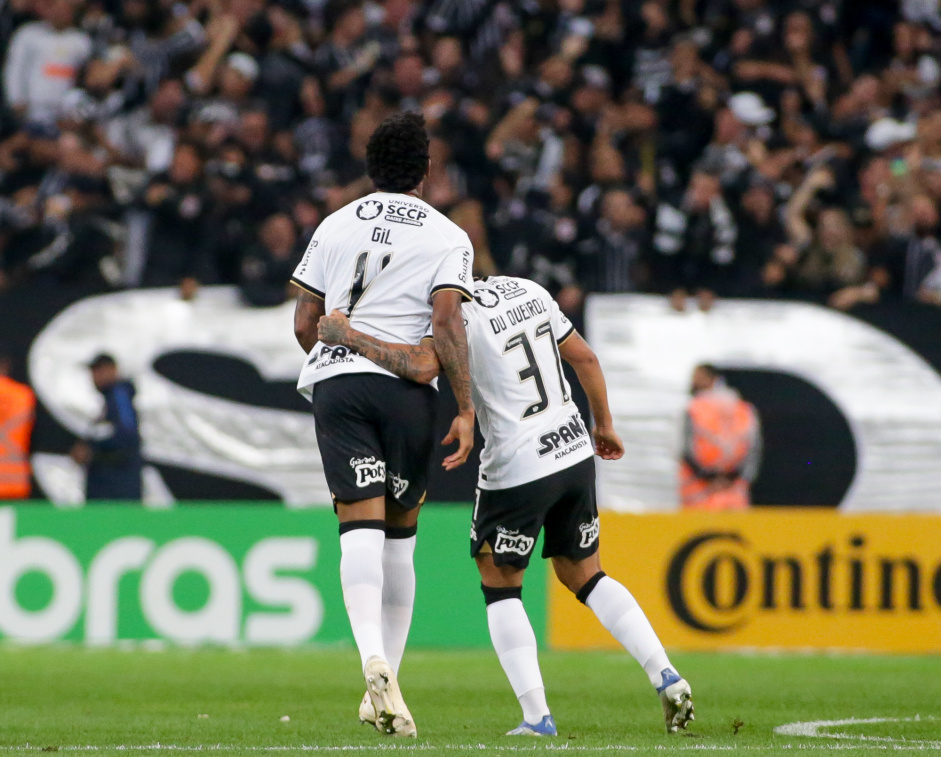 Gil e Du Queiroz comemoram gol do Corinthians