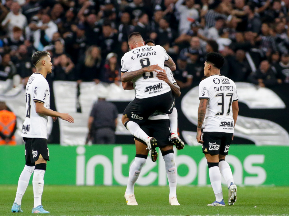 Renato Augusto, Du Queiroz e Adson celebram gol do Corinthians