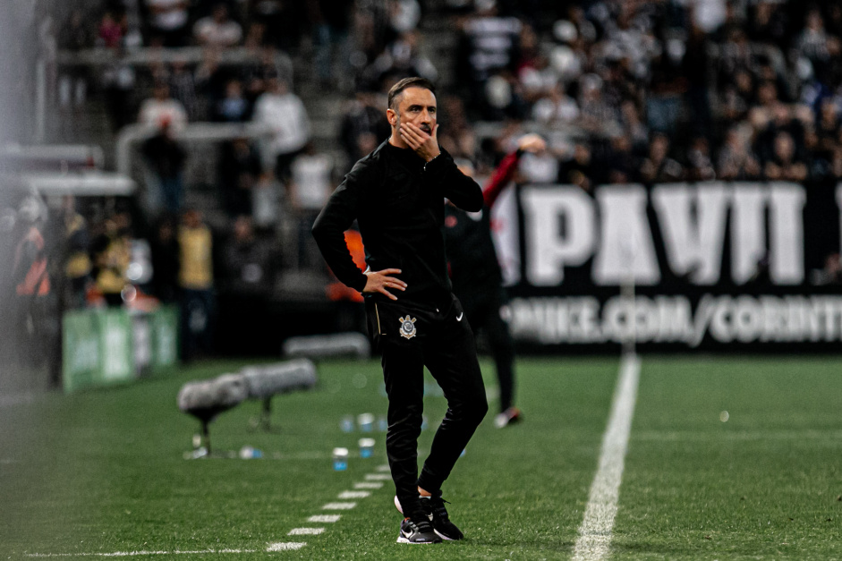 Alm de elogiar as demais equipes do Corinthians, Vtor Pereira voltou a elogiar a Fiel