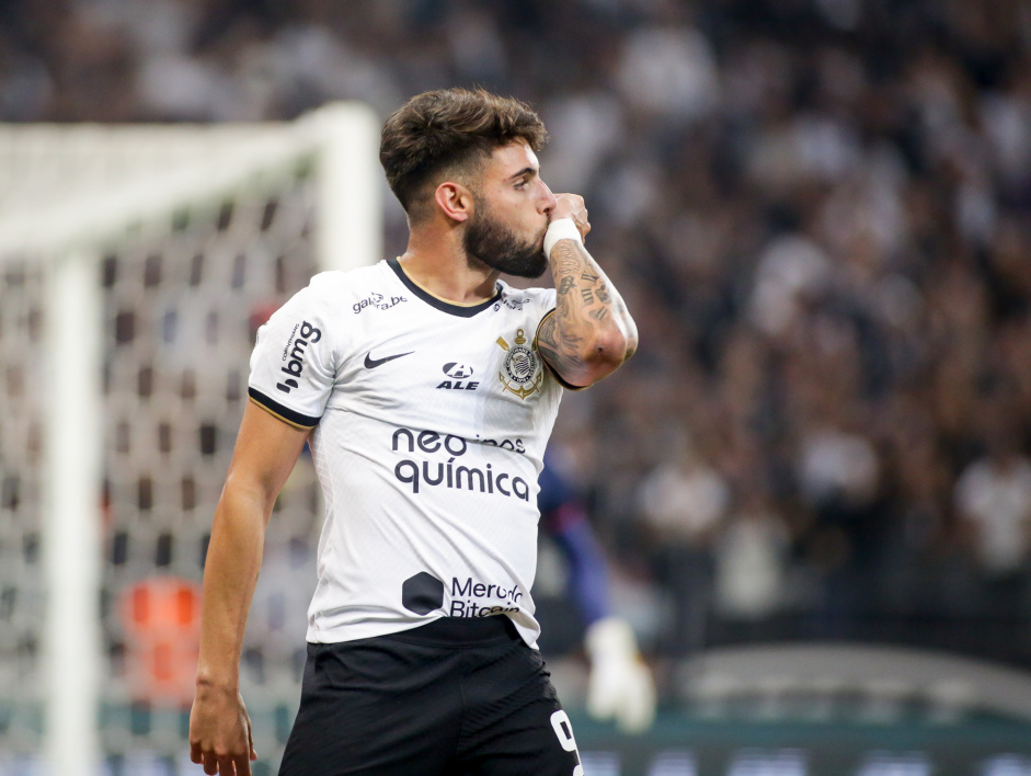 Yuri Alberto comemora gol contra o Atltico-GO