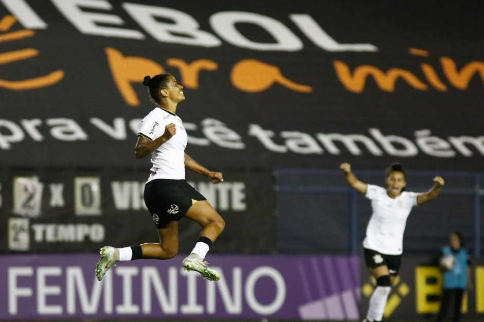 Grazi marcou o terceiro gol do Corinthians contra a Portuguesa