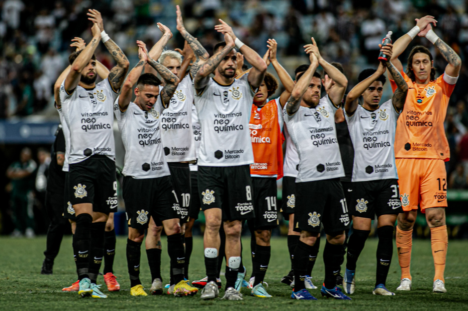 Elenco do Corinthians parabenizou a torcida ao final do jogo