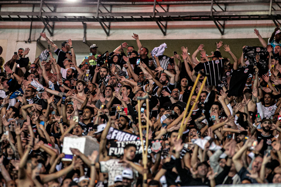 Festa da torcida do Corinthians no empate no Maracan