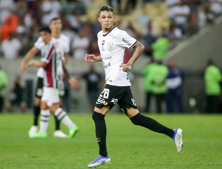 Adson em campo no jogo entre Corinthians e Fluminense nesta quarta