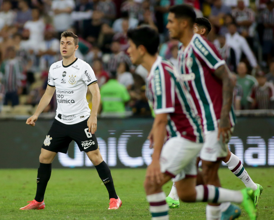Lucas Piton em atividade contra o Fluminense na Copa do Brasil