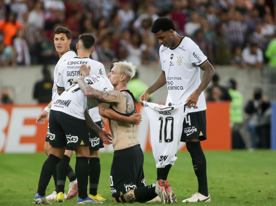 Rger Guedes comemora gol com Gil, Du Queiroz, Gustavo Mosquito e Mateus Vital