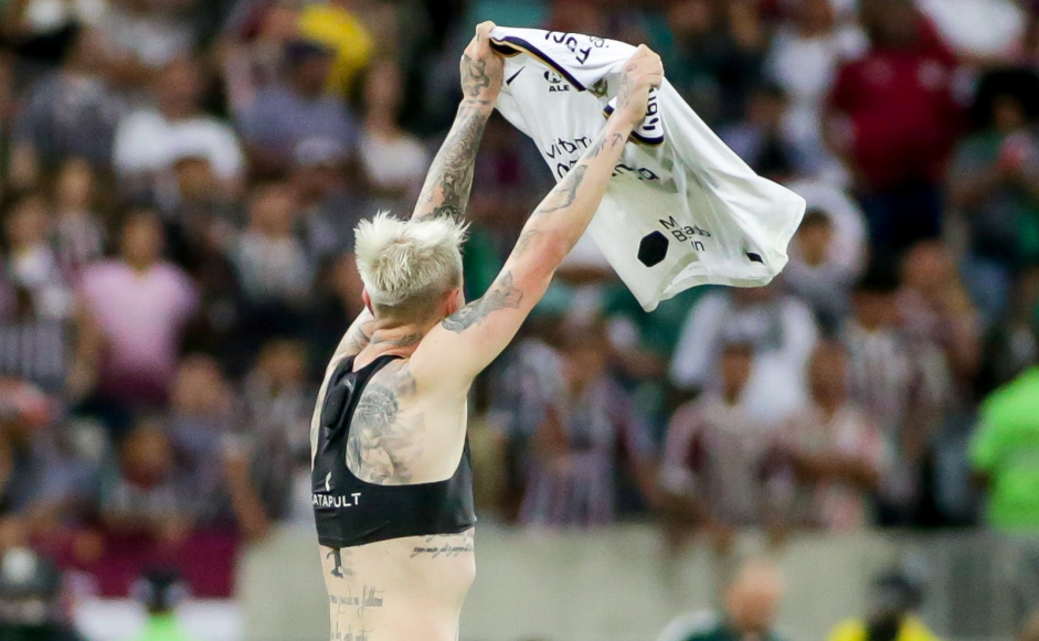 Rger Guedes ergue camisa do Corinthians em comemorao ao gol de empate na Copa do Brasil
