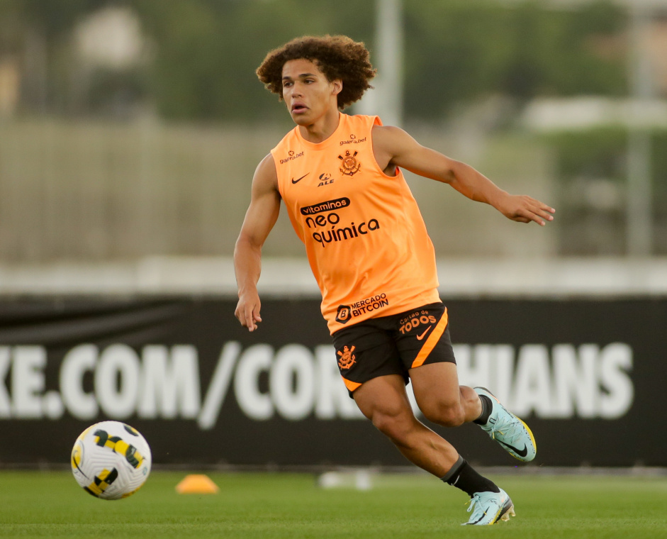 Corinthians inicia conversas para renovar contrato de meia do Sub-20; multa atual é vista como baixa