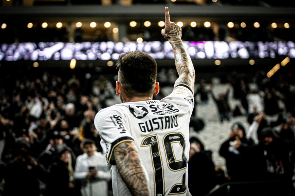 Gustavo Silva comemora gol contra o Red Bull Bragantino
