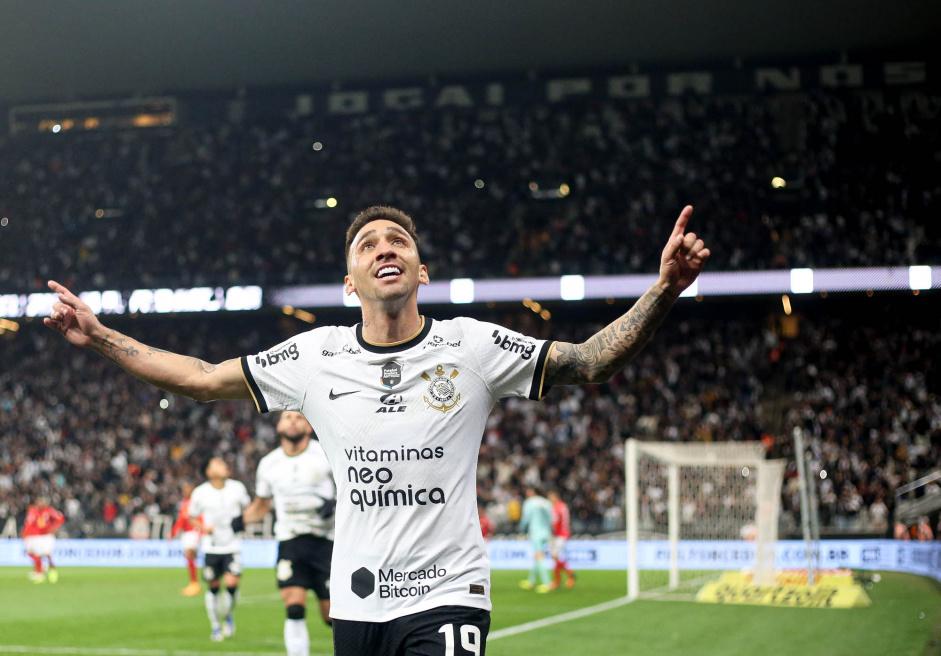 Gustavo Silva comemora o gol marcado que deu a vitria ao Corinthians