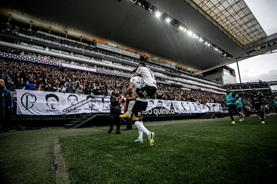 Yuri Alberto e Gustavo Silva comemoram o gol do Corinthians