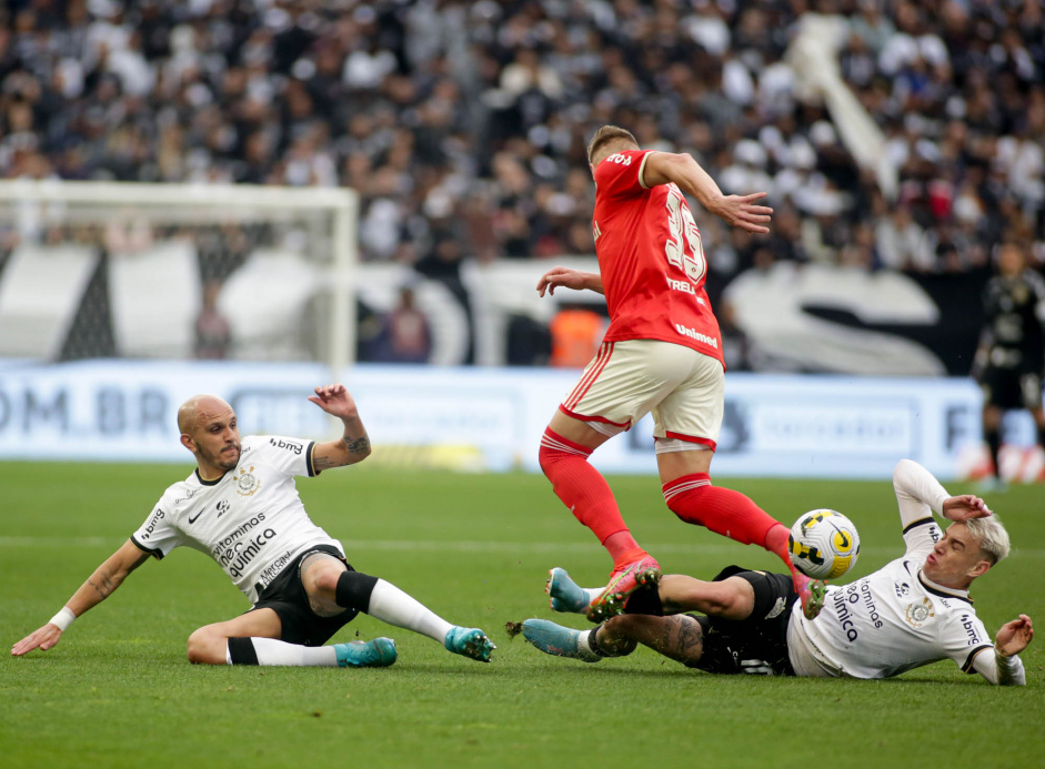 Fbio Santos e Rger Guedes durante disputa de bola contra o Internacional