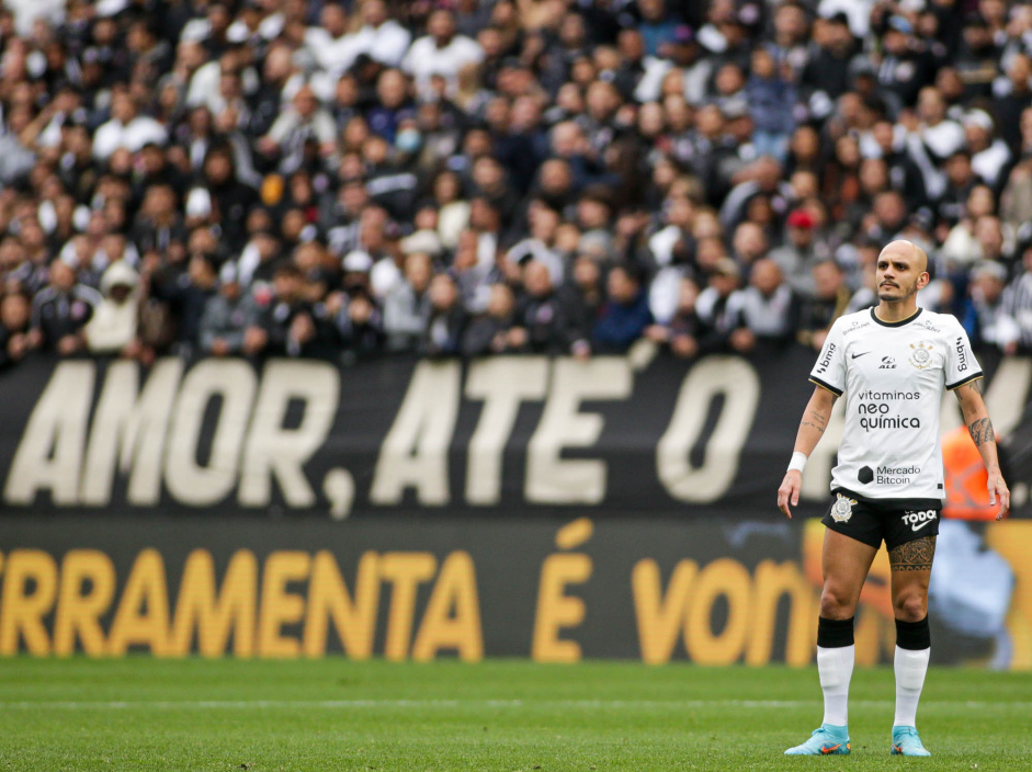 Fbio Santos foi titular na partida contra o Internacional