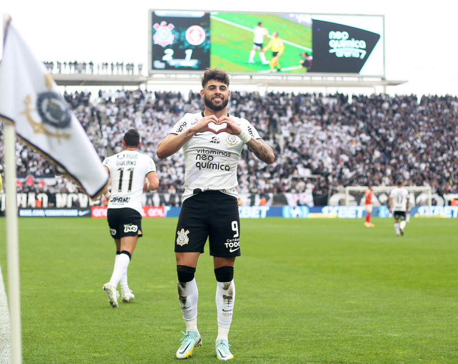 Yuri Alberto na comemorao de seu quarto gol marcado com a camisa alvinegra