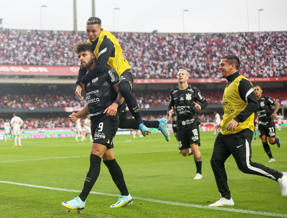 Yuri Alberto comemorando o seu gol com Adson e Fagner; ao fundo, Roger Guedes e Du Queiroz