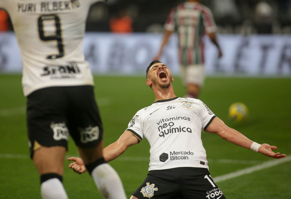 Giuliano comemora gol contra o Fluminense