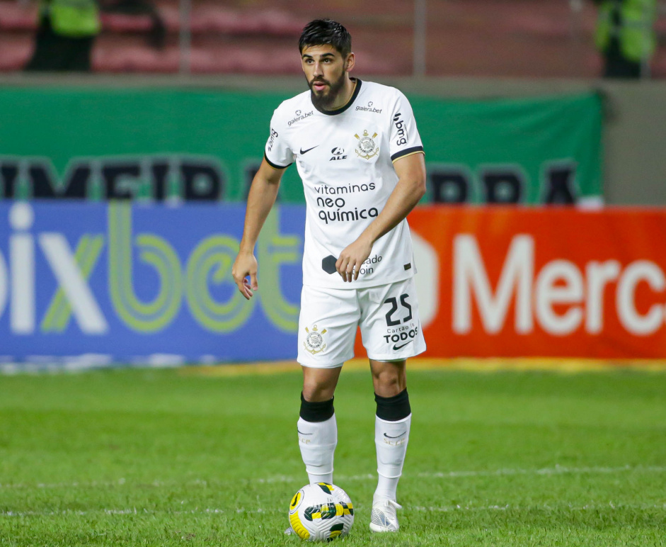 Bruno Mndez com a bola dominada durante partida entre Corinthians e Amrica-MG