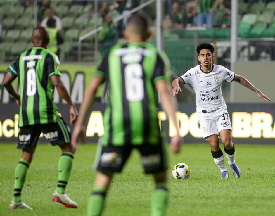 Du Queiroz com a bola dominada e cabea levantada no jogo entre Corinthians e Amrica-MG