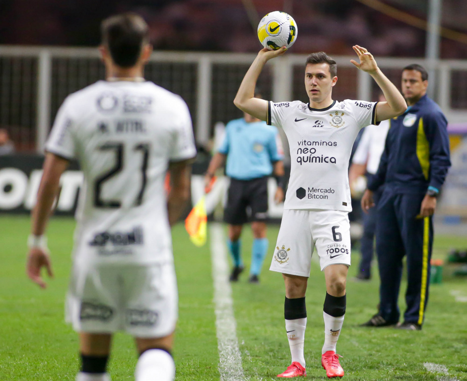 Lucas Piton cobrando lateral na derrota do Corinthians