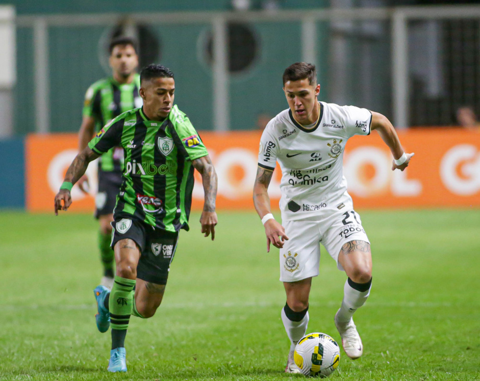 Mateus Vital corre com a bola durante embate entre Corinthians e Amrica-MG
