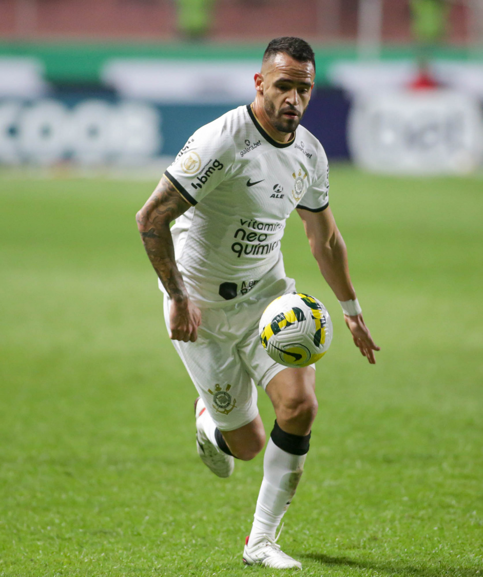 Renato Augusto correndo em direo a bola no jogo entre Corinthians e Amrica-MG