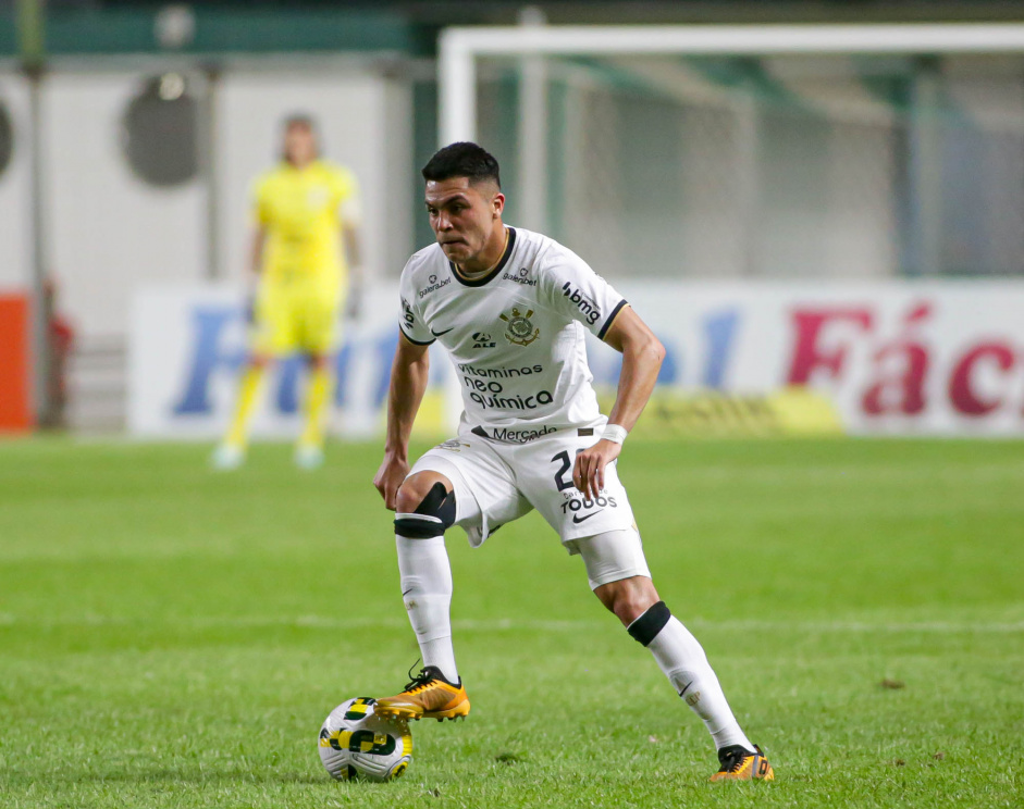 Roni dominando a bola durante a derrota do Corinthians para o Amrica-MG