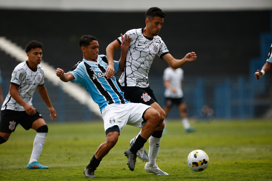 Adryan em duelo contra o Grmio no Brasileiro Sub-17