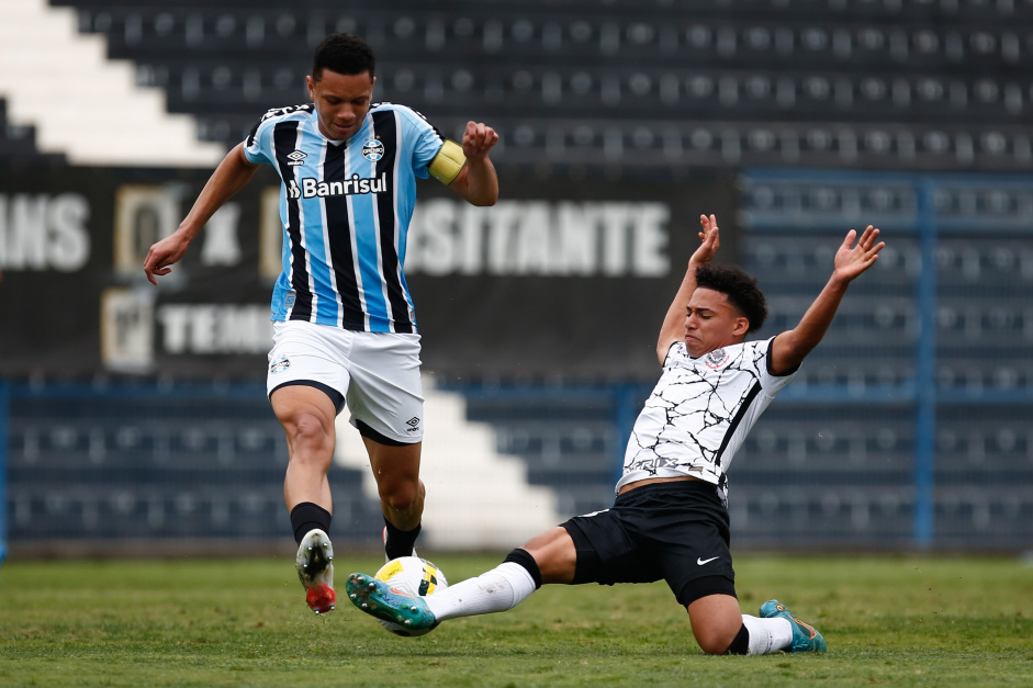 Juninho disputa a bola em duelo contra o Grmio no Brasileiro Sub-17