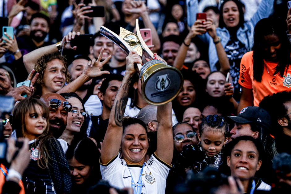 Gabi Zanotti erguendo a taa do Campeonato Brasileiro Feminino