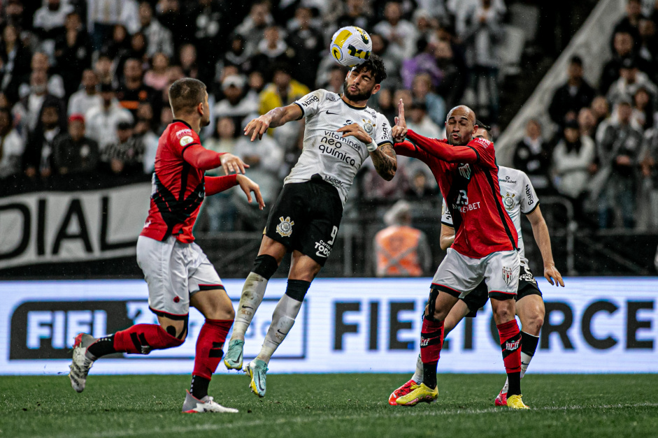 Yuri Alberto disputa bola de cabea em vitria do Corinthians