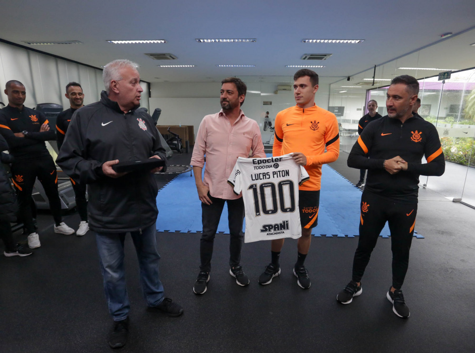 Lucas Piton é homenageado pelos 100 jogos no Corinthians