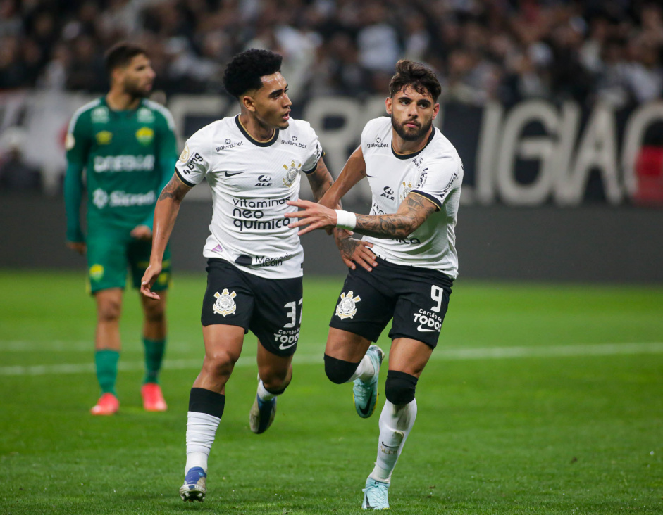 Yuri Alberto e Du Queiroz comemorando gol na partida contra o Cuiab, na Neo Qumica Arena